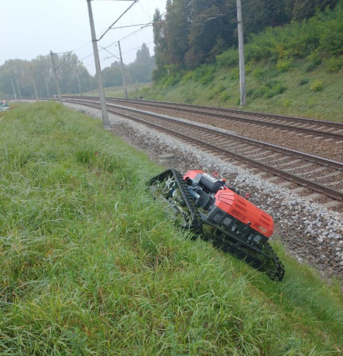 Kersten-Hycut-hybrid-mower-cutting-grass-on-a-steep-bank-besides-rail-track.md.jpg