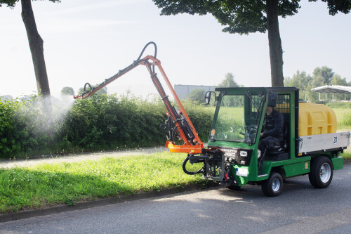 FS-3000-Watering-Arm-with-Powerjet-nozzle-watering-side-plantings-1.jpg
