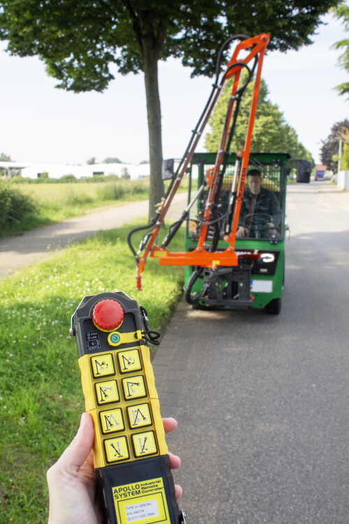 FS3000-with-remote-control.jpg