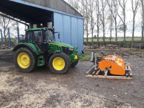 FKM60-sweeper-on-John-Deere-Tractor-2.jpg